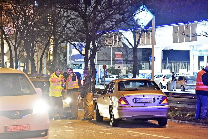 Unfallstelle Tegernseer Landstraße: Am Dienstagabend kollidierte dort ein Lkw mit einem Auto.