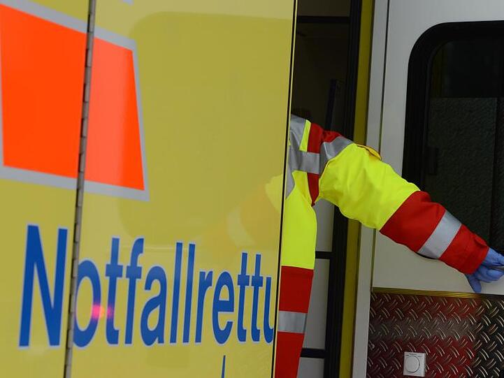 Ein Rettungsassistent steigt in einen Rettungswagen. Foto: Jens Kalaene/zb/dpa