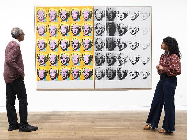 Mitarbeiter der Galerie betrachten das Kunstwerk "Marilyn Diptych" von Andy Warhol in der Tate Modern.