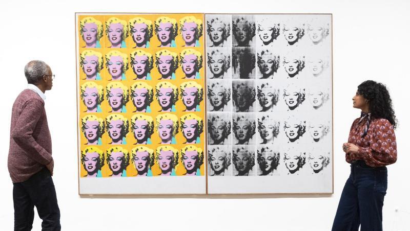 Mitarbeiter der Galerie betrachten das Kunstwerk "Marilyn Diptych" von Andy Warhol in der Tate Modern. Mitarbeiter der Galerie betrachten das Kunstwerk "Marilyn Diptych" von Andy Warhol in der Tate Modern.