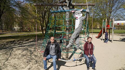 Dass dieser Spielplatz womöglich zur Baustelle wird, ärgert Volker Oppermann (r.) und Philipp Duschinger (l.) ebenso wie den Osterhasen.