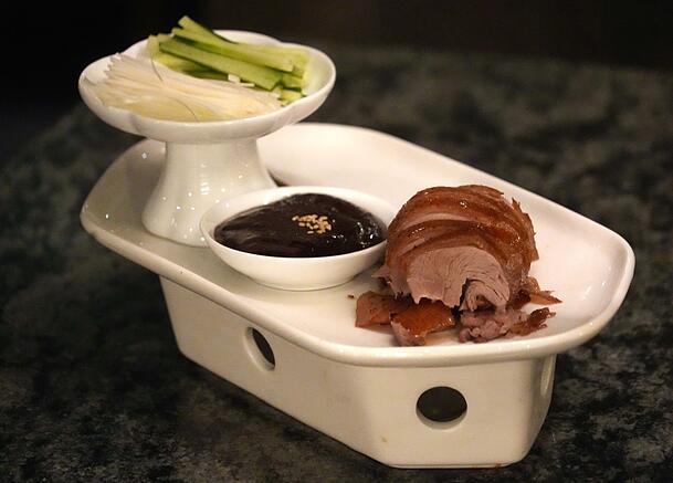 Dritter Gang: Peking-Ente mit Pfannkuchen zum Einrollen. Dritter Gang: Peking-Ente mit Pfannkuchen zum Einrollen.