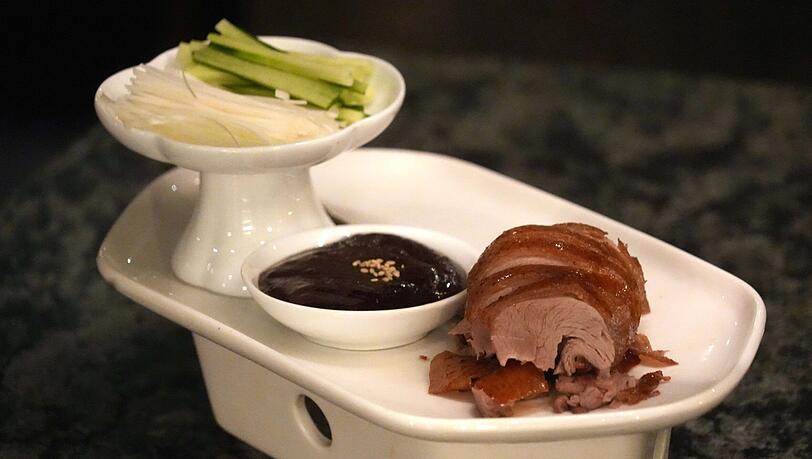 Dritter Gang: Peking-Ente mit Pfannkuchen zum Einrollen. Dritter Gang: Peking-Ente mit Pfannkuchen zum Einrollen.