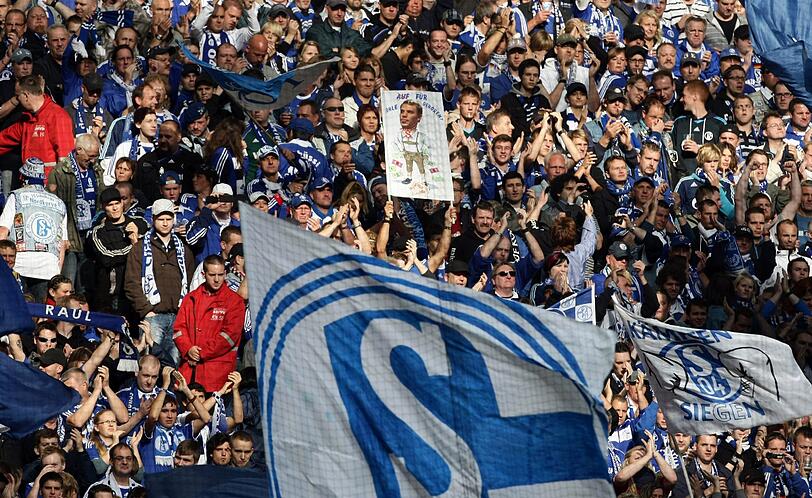 Anti-Neuer-Plakate und Schmährufe auf Schalke gegen Manuel Neuer.
