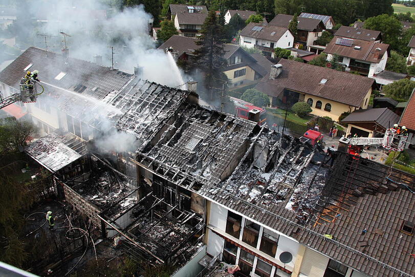 Rauchschwaden in Eiselfing: Ein Wohnhaus steht in Flammen.