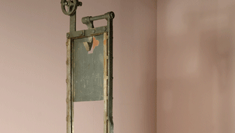 Mit dieser Guillotine wurden in Stadelheim während der NS-Zeit hunderte Häftlinge ermordet. Mit dieser Guillotine wurden in Stadelheim während der NS-Zeit hunderte Häftlinge ermordet.