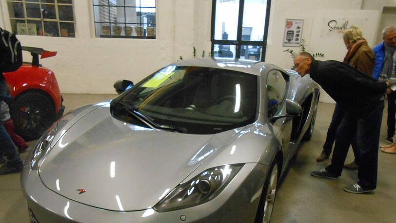 Ein Luxus-Schlitten von Ferrari. Mancher wünscht sich so einen Flitzer, doch nicht alle können sich so einen Sportwagen leisten. Ein Luxus-Schlitten von Ferrari. Mancher wünscht sich so einen Flitzer, doch nicht alle können sich so einen Sportwagen leisten.