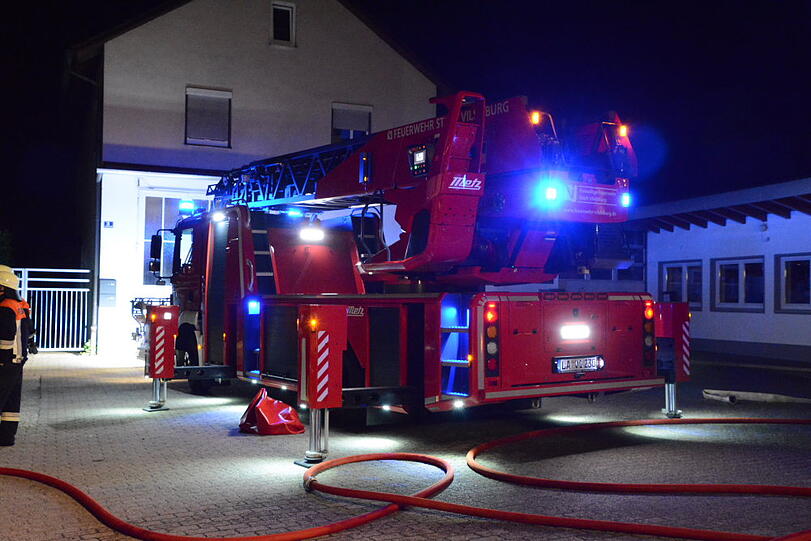 Zum Vollbrand eines Wohnhauses wurden die Feuerwehren aus Vilsbiburg, Seyboldsdorf, Aich und Bonbruck in der Nacht von Freitag auf Samstag kurz vor ein Uhr alarmiert.