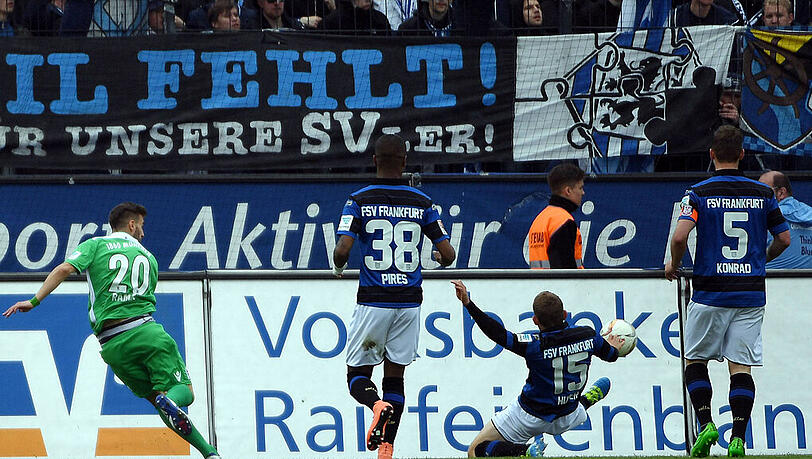 Valdet Rama (l.) erzielt aus spitzem Winkel das 1:0 für den TSV 1860 München im Spiel beim FSV Frankfurt. Valdet Rama (l.) erzielt aus spitzem Winkel das 1:0 für den TSV 1860 München im Spiel beim FSV Frankfurt.