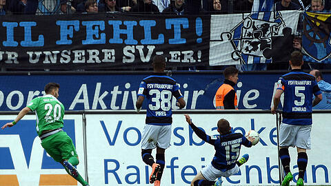 Valdet Rama (l.) erzielt aus spitzem Winkel das 1:0 für den TSV 1860 München im Spiel beim FSV Frankfurt.