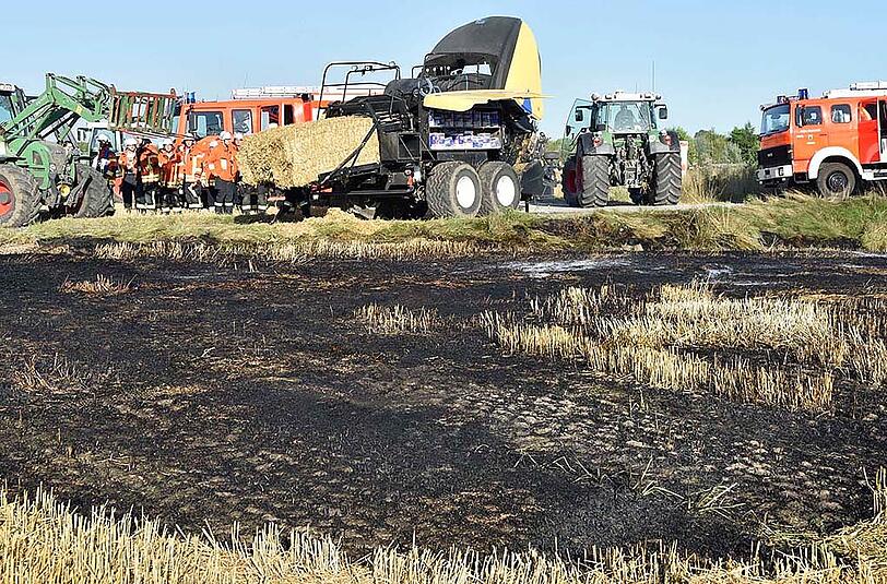 Rund 250 Quadratmeter des Feldes brannten ab - zuvor fing eine Strohballenpresse Feuer.