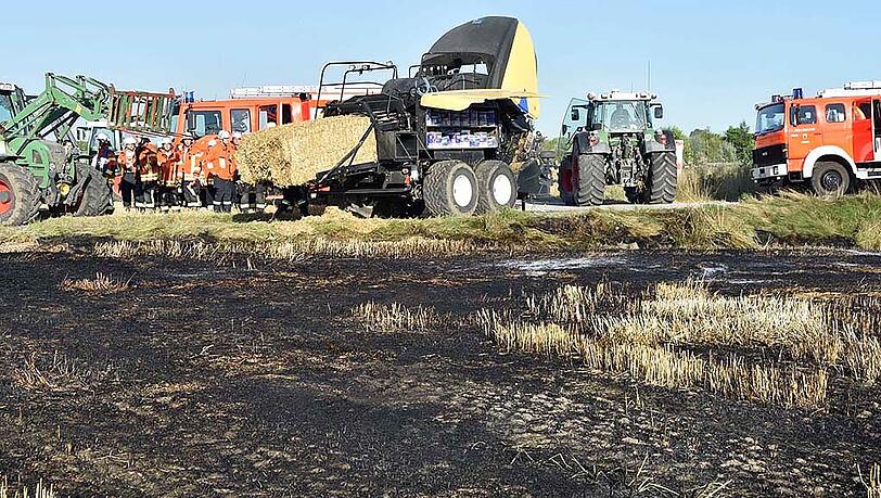 Rund 250 Quadratmeter des Feldes brannten ab - zuvor fing eine Strohballenpresse Feuer. Rund 250 Quadratmeter des Feldes brannten ab - zuvor fing eine Strohballenpresse Feuer.