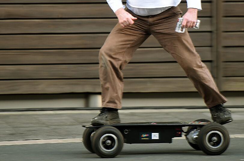 Am Donnerstag ist der Polizei in Ramersdorf ein bekiffter Elektroboarder ins Netz gegangen (Symbolbild)