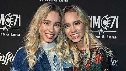 Die Zwillinge Lisa und Lena auf einem Event in Berlin