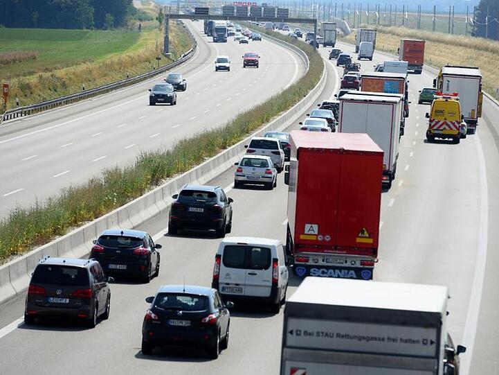 Autos und Lastwagen fahren auf eienr Autobahn. Foto: Stefan Puchner/dpa/Archivbild