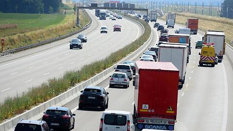 Autos und Lastwagen fahren auf eienr Autobahn. Foto: Stefan Puchner/dpa/Archivbild