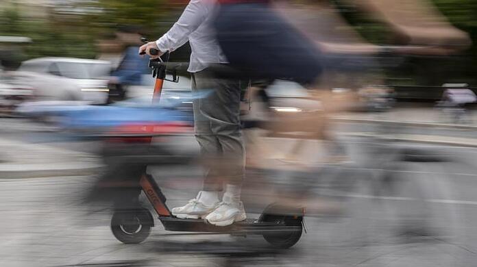 Heftiger Rempler gegen den Rücken: Ein  Tretrollerfahrer hat einen 70-Jährigen schwer verletzt.