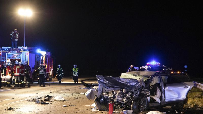 Ein Autowrack liegt nach einem tödlichen Unfall bei Hohenbrunn auf der Straße.