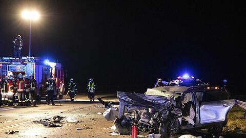Ein Autowrack liegt nach einem tödlichen Unfall bei Hohenbrunn auf der Straße.