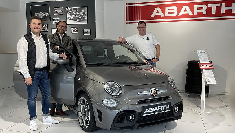 Benjamin Huth, Fiat & Abarth-Markenverantwortlicher und Gebrauchtwagenleiter mit li. Aramis Sacanell (Verkaufsberater Fiat + Abarth) sowie re. Holger Rischmüller (Verkausberater Fiat Professional) in der Zentrale in der Landsberger Straße, München.
