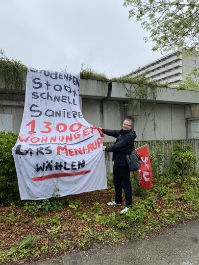 Stadtrat Lars Mentrup (SPD) demonstriert vor der Feier Stadtrat Lars Mentrup (SPD) demonstriert vor der Feier