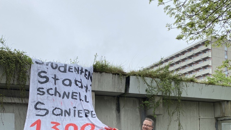 Stadtrat Lars Mentrup (SPD) demonstriert vor der Feier Stadtrat Lars Mentrup (SPD) demonstriert vor der Feier