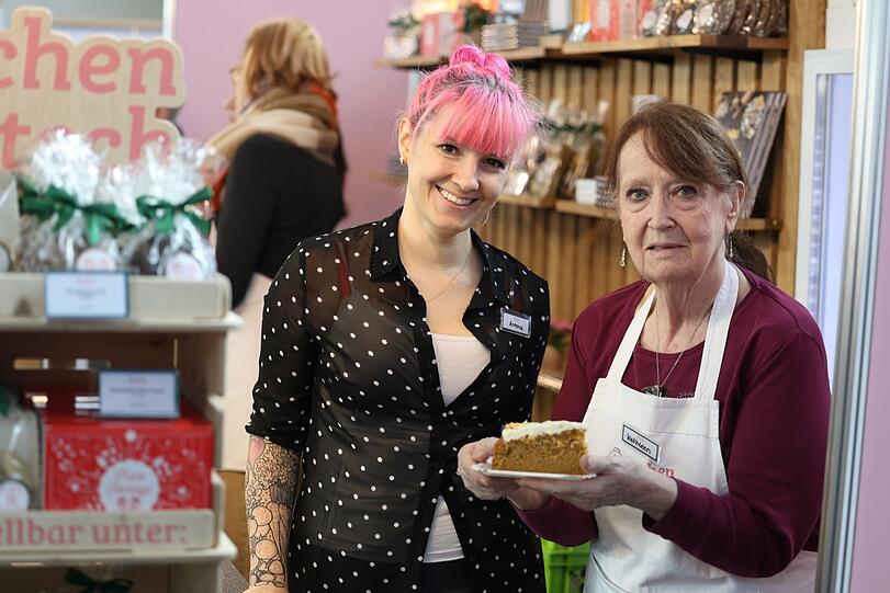 Antonia Hausner von "Kuchentratsch" mit Rentnerin Kathleen.
