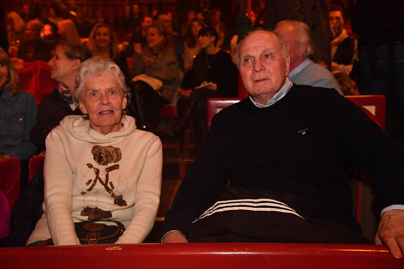 Und auch Uli Hoeneß und seine Ehefrau Susanne hatten Lust auf ein buntes Zirkusprogramm. Und auch Uli Hoeneß und seine Ehefrau Susanne hatten Lust auf ein buntes Zirkusprogramm.