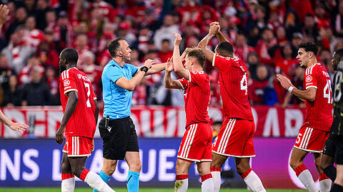 Der FC Bayern protestierte im R&uuml;ckspiel gegen PSG, weil es keinen Hand-Elfmeter gab
