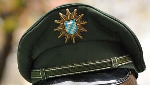 Ausgerechnet auf eine Polizisten-Party wollte der Handtaschendieb (Symbolbild). Ausgerechnet auf eine Polizisten-Party wollte der Handtaschendieb (Symbolbild).