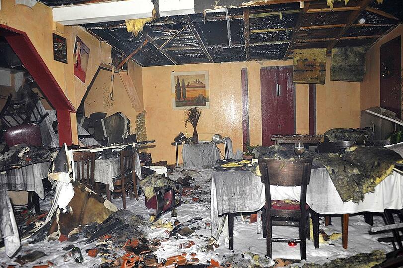 Der Innenraum des Restaurants "La Bodega" in Dachau. Der Dachstuhl des Gebäudes ist in der Neujahrsnacht komplett ausgebrannt, auch der Gastraum ist verwüstet.