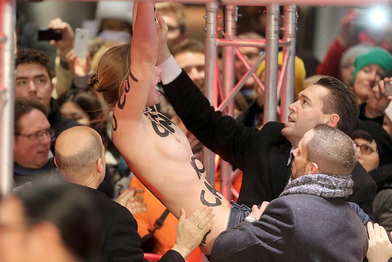 Die Aktivistinnen der ukrainischen Frauenrechtsorganisation Femen entblößten ihren Oberkörper am Rande des Roten Teppichs, um gegen die Beschneidung von Frauen zu demonstrieren.
