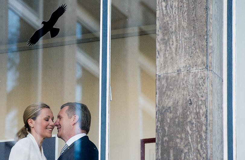 Noch verheiratet aber in Trennung lebend: Christian Wulff und Bettina vor einem Fenster bei dem Gerichtstermin in Hannover.