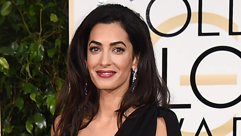 Schön in Schwarz: Amal Clooney bei den Golden Globes Schön in Schwarz: Amal Clooney bei den Golden Globes