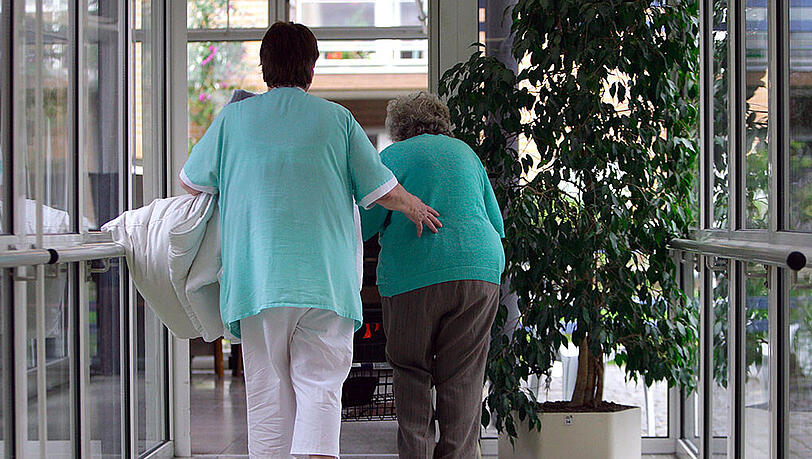 Insgesamt arbeiteten 2013 in Deutschland rund drei Millionen Menschen in Pflegeberufen, darunter 373 000 mit Migrationshintergrund. Insgesamt arbeiteten 2013 in Deutschland rund drei Millionen Menschen in Pflegeberufen, darunter 373 000 mit Migrationshintergrund.