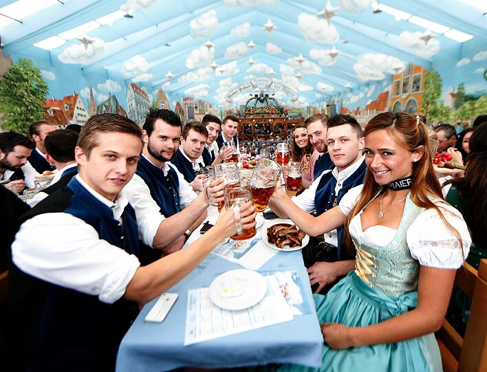 Der EHC feierte am Sonntag auf der Wiesn mit dem Wiesn-Playmate!