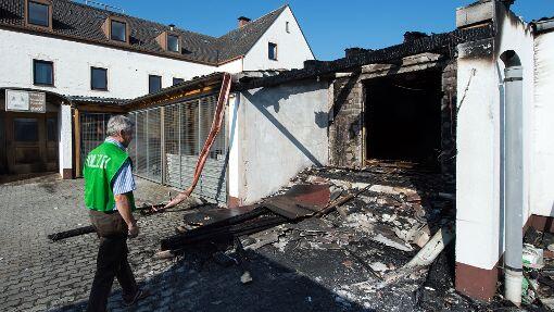 Reichertshofen: Im Juli 2015 entfachen Unbekannte ein Feuer in diesem ehemaligen Landgasthof. Bayernweit zählt die Polizei damals 78 Fälle.