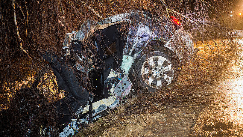 Der Wagen raste gegen einen Baum, entwurzelte ihn sogar. Der 35-jährige Fahrer starb noch am Unfallort.