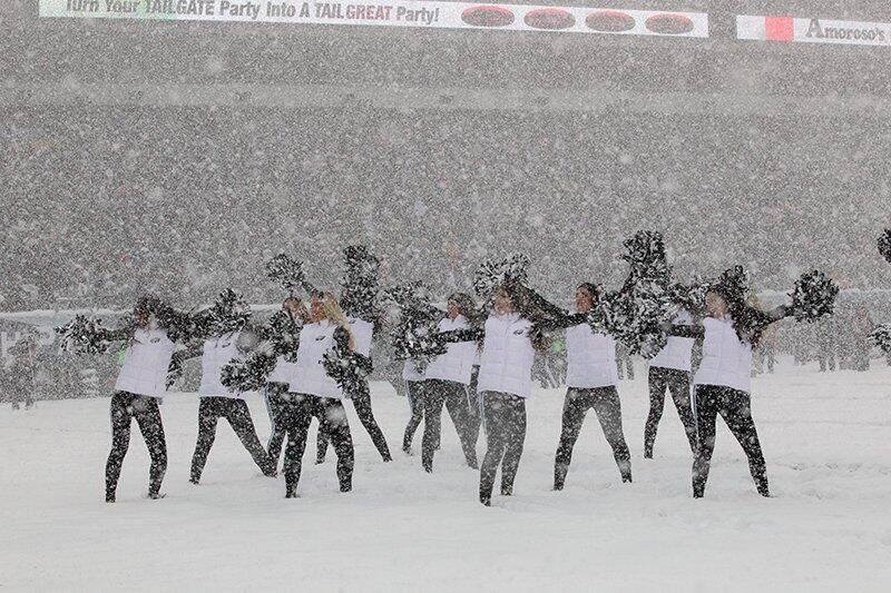 Schnee, die Mädels bringen jedes Stadion zum kochen.