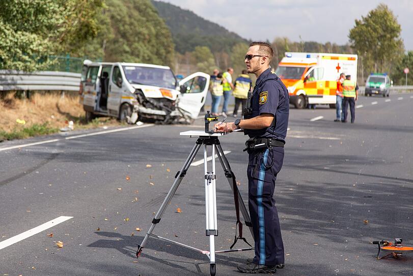 Schlimmer Unfall bei Coburg: Ein Schulbus ist dabei in den Gegenverkehr gerast - fünf Schulkinder wurden dabei schwer verletzt.