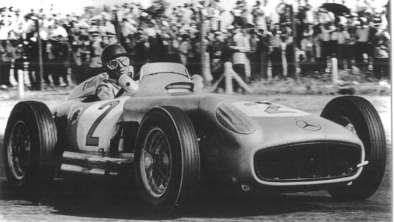 Der erste Star der Formel 1: Der Argentinier Juan Manuel Fangio in einem Silberpfeil, einem Mercedes W 196.