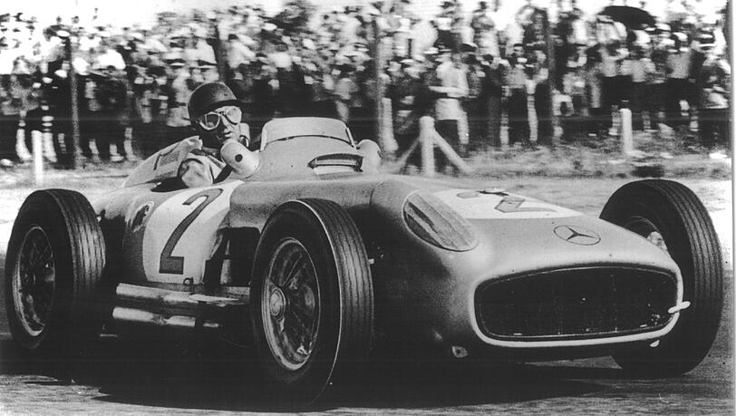 Der erste Star der Formel 1: Der Argentinier Juan Manuel Fangio in einem Silberpfeil, einem Mercedes W 196. Der erste Star der Formel 1: Der Argentinier Juan Manuel Fangio in einem Silberpfeil, einem Mercedes W 196.