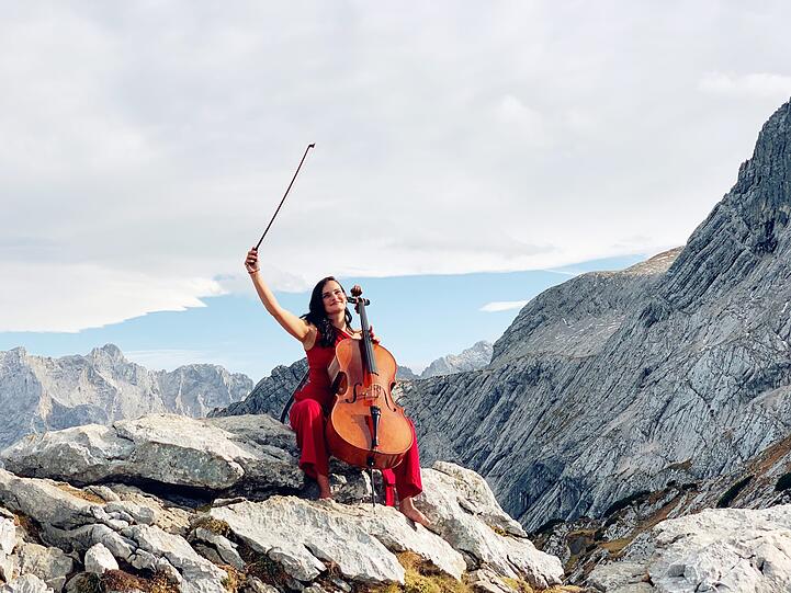 Raphela Gromes mit ihrem Cello im Wetterstein &ndash; genauer gesagt am Osterfelderkopf am Fuß der Alpspitze.