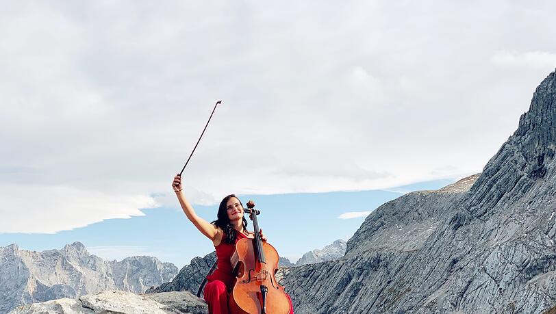 Raphela Gromes mit ihrem Cello im Wetterstein &ndash; genauer gesagt am Osterfelderkopf am Fuß der Alpspitze.