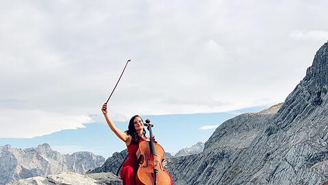 Raphela Gromes mit ihrem Cello im Wetterstein &ndash; genauer gesagt am Osterfelderkopf am Fuß der Alpspitze.