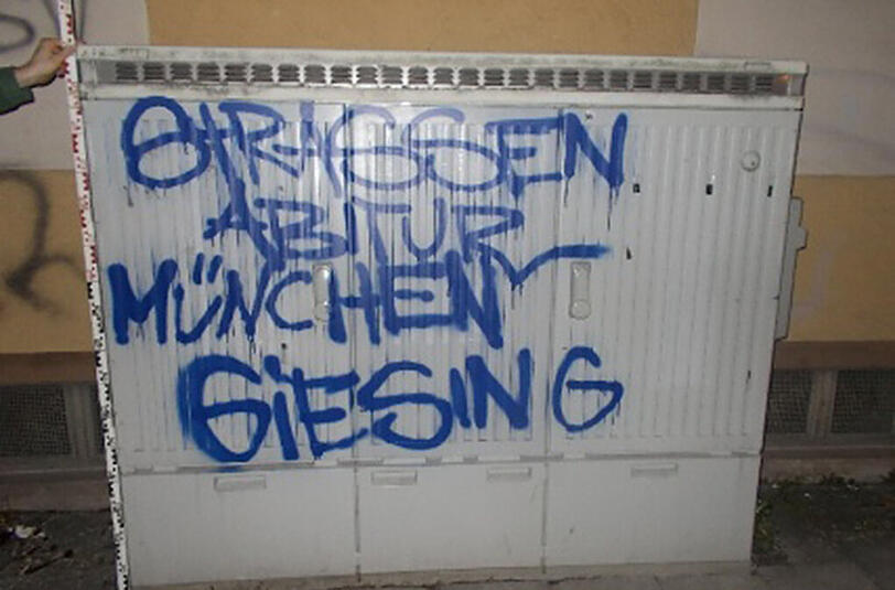 Die Täter sprühten "Straßenabitur München Giesing" auf einen Stromkasten.