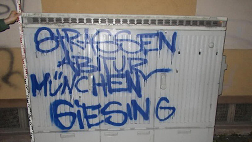 Die Täter sprühten "Straßenabitur München Giesing" auf einen Stromkasten. Die Täter sprühten "Straßenabitur München Giesing" auf einen Stromkasten.