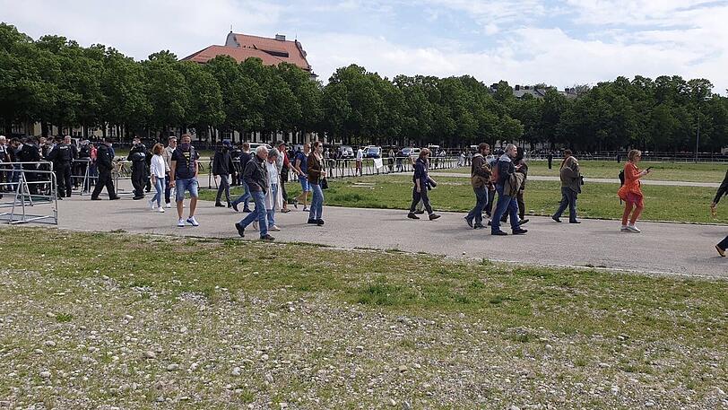Um 14:45 Uhr war Schluß mit Einlass: Die maximale Teilnehmerzahl von 1.000 Demonstranten hinter den Sperren war erreicht. Mit Lautsprecherdurchsagen rief die Polizei weitere Teilnehmer auf, die Theresienwiese zu verlassen.