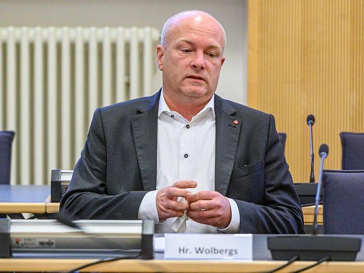 Joachim Wolbergs, suspendierter Oberbürgermeister von Regensburg, sitzt im Verhandlungssaal. Foto: Armin Weigel/dpa/Archivbild