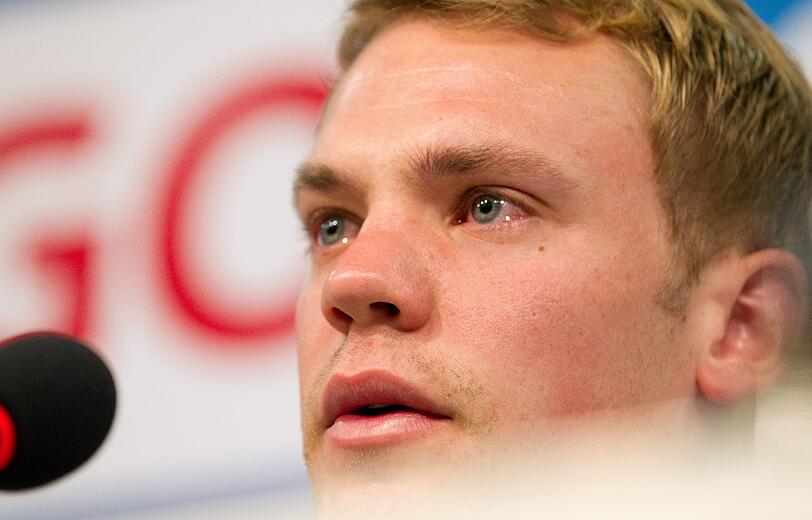 Er ringt mit den Tränen: Manuel Neuer hat auf der Pressekonferenz in Gelsenkirchen seinen Abschied von Schalke verkündet.
